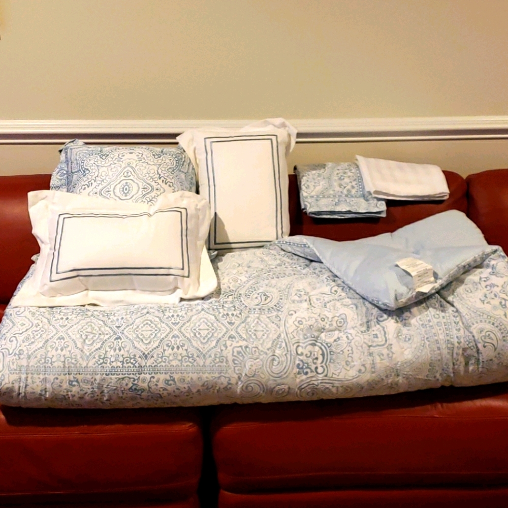 Tahari king comforter Set-comforter, 3 pillow cases, 3 pillows